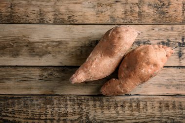 Tatlı patateslerin üzerine ahşap masa