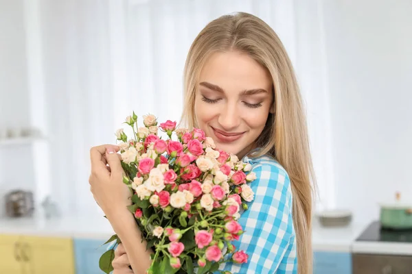 Mulher bonita com buquê de rosas em casa — Fotografia de Stock