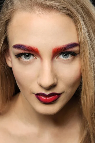 Mujer joven con las cejas teñidas, primer plano — Foto de Stock