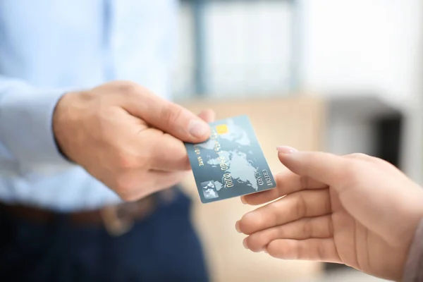 여자, 근접 촬영을 신용 카드 주는 남자 — 스톡 사진