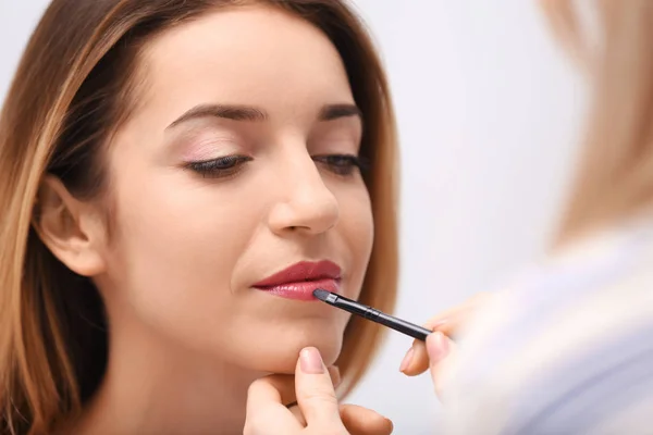 Maquiagem artista trabalhando com modelo bonito, close-up — Fotografia de Stock