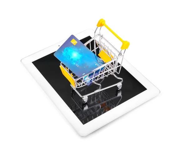 Tablet computer e piccolo carrello con carta di credito su sfondo bianco. Internet shopping concept — Foto Stock