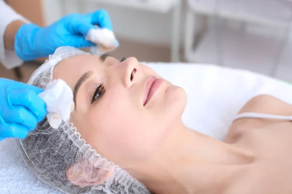 Young woman undergoing beauty procedure in salon — Stock Photo, Image