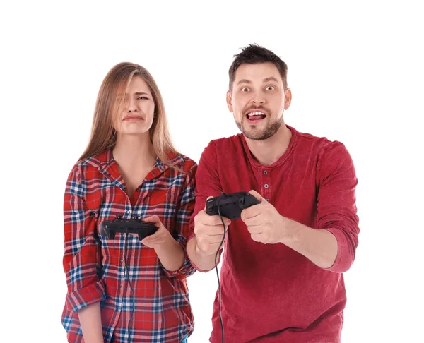 Casal emocional com controladores de videogame em fundo branco — Fotografia de Stock