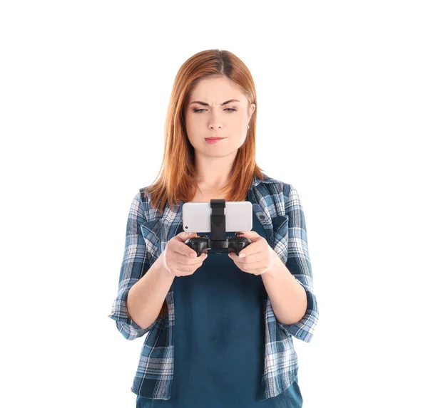 Emocjonalne kobieta z kontrolerem gier wideo dla smartphone na białym tle — Zdjęcie stockowe
