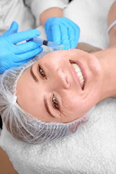 Esteticista a fazer injecção no rosto da mulher, close-up. Procedimento de biorvitalização — Fotografia de Stock