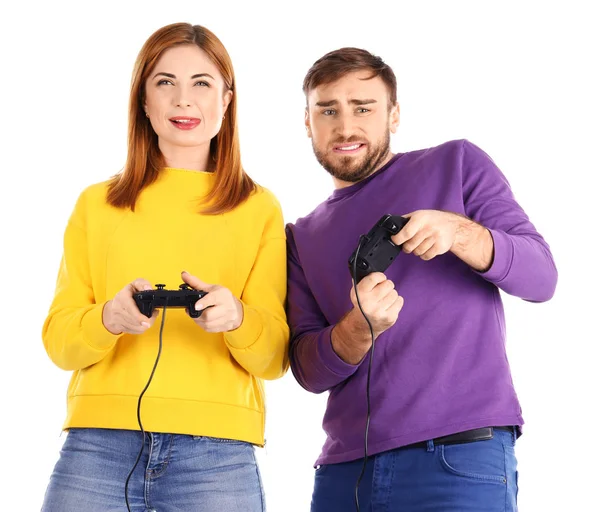 Casal emocional jogando videogame no fundo branco — Fotografia de Stock