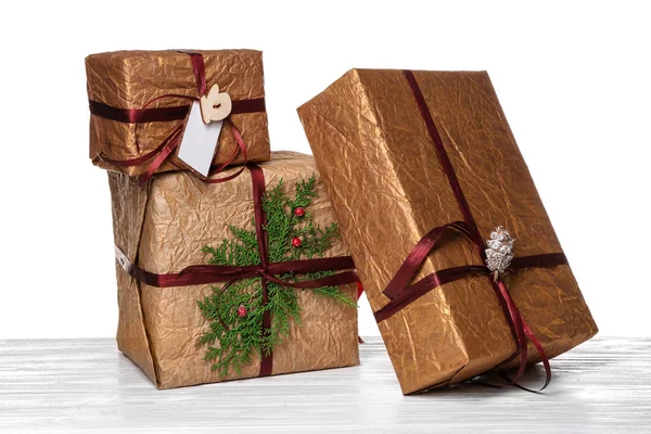 Belas caixas de presente de Natal na mesa contra fundo branco — Fotografia de Stock