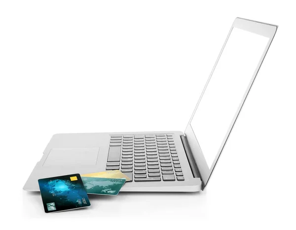 Laptop και πιστωτικές κάρτες σε άσπρο φόντο. Έννοια αγορών στο διαδίκτυο — Φωτογραφία Αρχείου