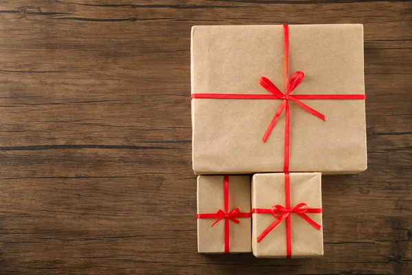 Parcel gift boxes on wooden table — Stock Photo, Image