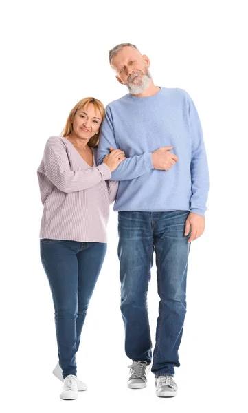Ouder paar in casual kleding lopen op witte achtergrond — Stockfoto