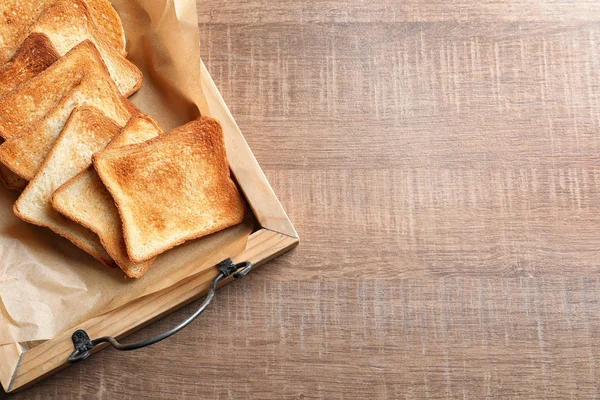 Δίσκος Φρυγανισμένο Ψωμί Στο Φόντο Ξύλινη — Φωτογραφία Αρχείου