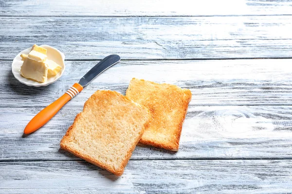 Pão Torrado Com Faca Manteiga Sobre Fundo Madeira — Fotografia de Stock