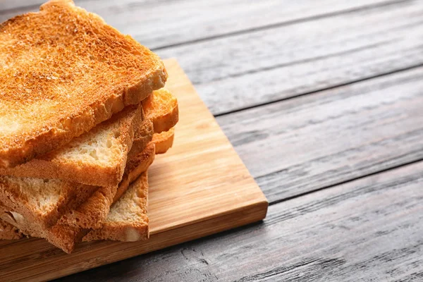 Ξύλινη Σανίδα Φρυγανισμένο Ψωμί Στο Τραπέζι — Φωτογραφία Αρχείου
