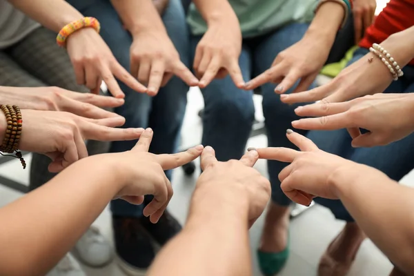 人们把手放在一起作为团结的象征 — 图库照片