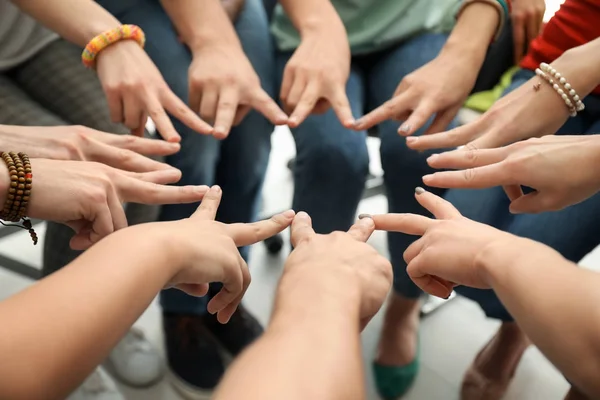 Les gens mettent les mains ensemble comme symbole d'unité — Photo