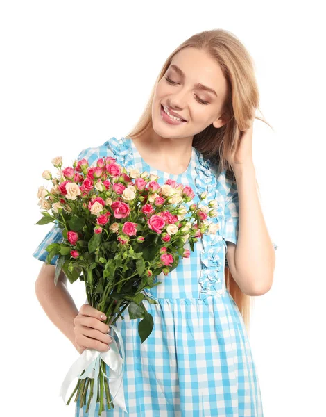 Mulher bonita com buquê de rosas no fundo branco — Fotografia de Stock
