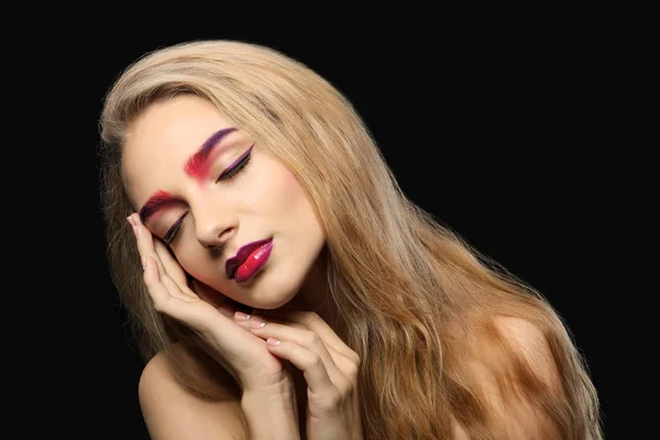 Mujer joven con cejas teñidas sobre fondo negro —  Fotos de Stock