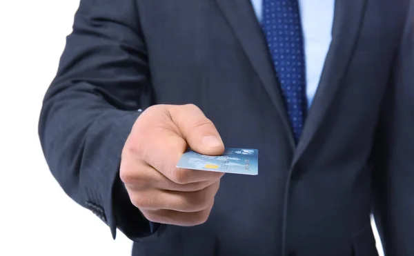 Homem segurando cartão de crédito em fundo branco, close-up — Fotografia de Stock