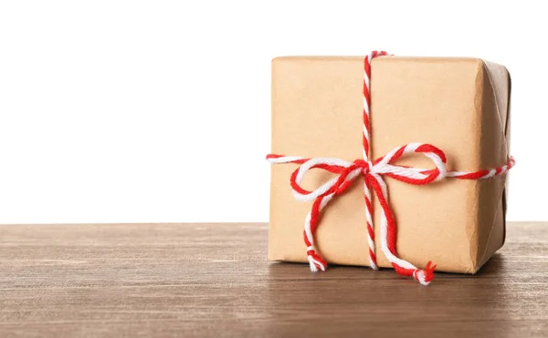Paquete caja de regalo en mesa de madera sobre fondo blanco —  Fotos de Stock