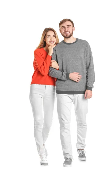 Jovem casal em roupas casuais andando sobre fundo branco — Fotografia de Stock