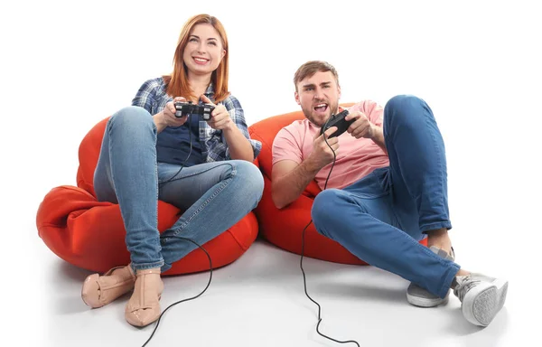 Casal emocional jogando videogame no fundo branco — Fotografia de Stock