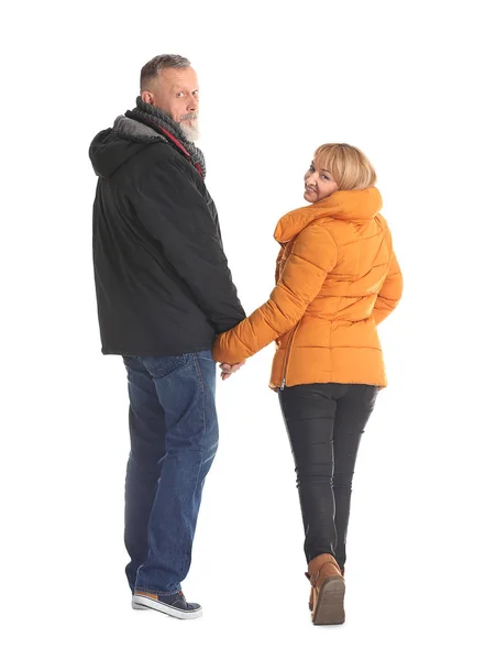 Ouder paar in warme kleren lopen op witte achtergrond — Stockfoto
