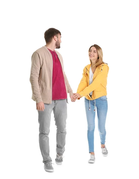 Jovem casal em roupas casuais andando sobre fundo branco — Fotografia de Stock