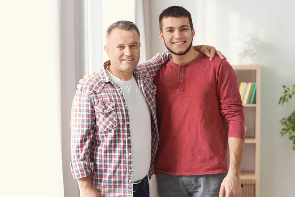 Reifer Mann und sein Sohn zu Hause — Stockfoto