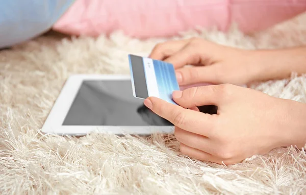 Žena držící kreditní karty při používání tabletový počítač doma, closeup. Internetové nákupní koncept — Stock fotografie