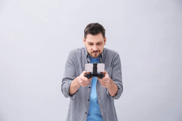 Video oyun denetleyicisi için smartphone gri arka plan üzerinde olan duygusal adam — Stok fotoğraf
