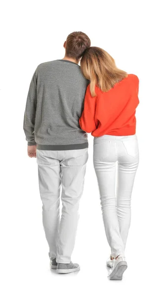 穿着休闲装的年轻夫妇在白色的背景下散步 — 图库照片
