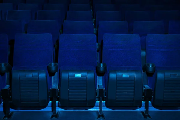 Cinéma vide avec chaises confortables — Photo