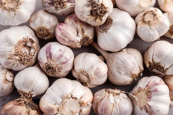 Fresh garlic heads, closeup — Stock Photo, Image