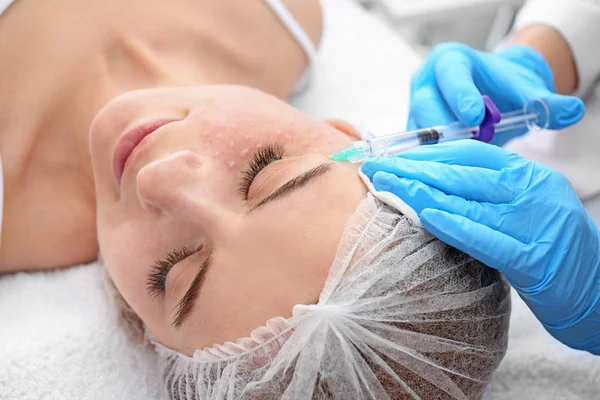 Estetista che fa un'iniezione in faccia alla donna, primo piano. Procedura di biorivitalizzazione — Foto Stock