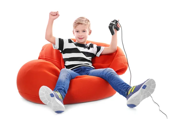 Щасливий хлопчик з контролером відеоігор на білому тлі — стокове фото