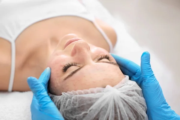 Young woman undergoing beauty procedure in salon — Stock Photo, Image