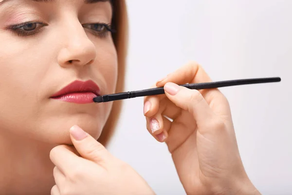 Makeup-konstnär som arbetar med vackra modell, närbild — Stockfoto