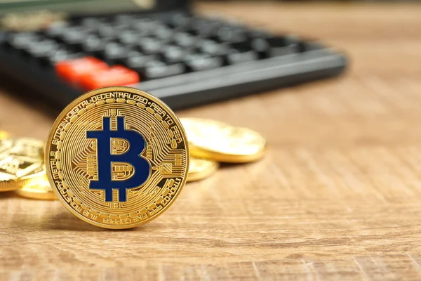 Goldener Bitcoin auf hölzernem Hintergrund — Stockfoto