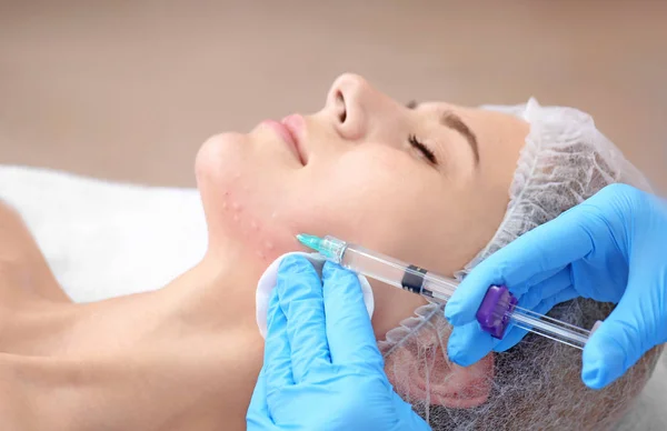 美容師は、女性の顔にクローズ アップ注入を行います。Biorevitalization 手順 — ストック写真