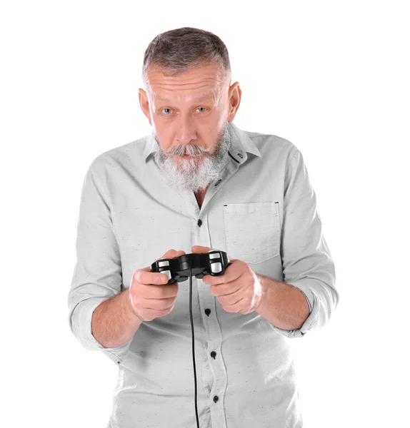 Emotionaler Senior spielt Videospiel auf weißem Hintergrund — Stockfoto