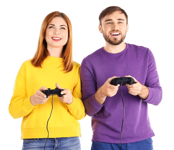 Glückliches Paar mit Videospiel-Controllern auf weißem Hintergrund — Stockfoto