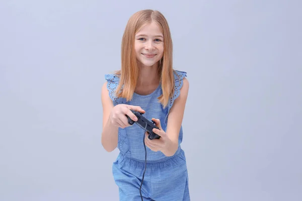 Ευτυχισμένος εφηβικό κορίτσι με χειριστήριο παιχνιδιών βίντεο σε χρώμα φόντου — Φωτογραφία Αρχείου