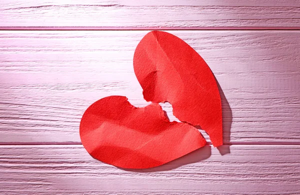 Torn paper heart on wooden background. Relationship problems — Stock Photo, Image