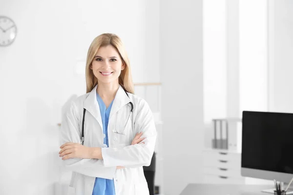 Retrato de una joven doctora en sala de consulta — Foto de Stock