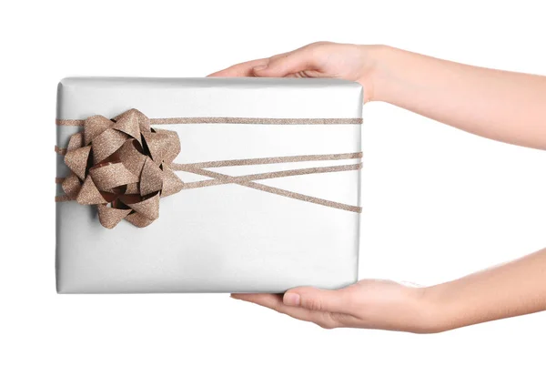 Mujer sosteniendo hermosa caja de regalo sobre fondo blanco —  Fotos de Stock