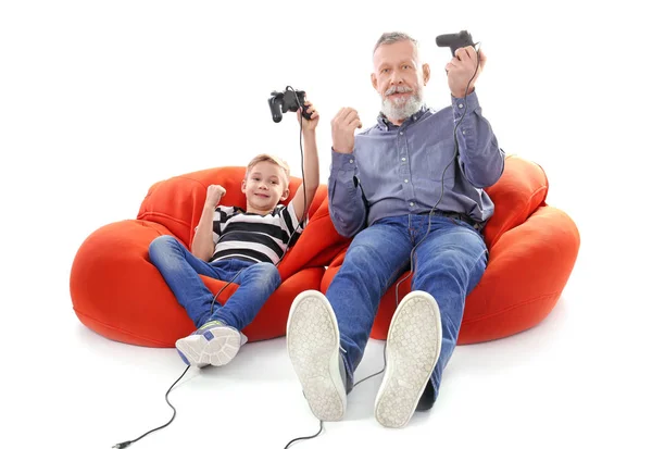 Felice ragazzo e suo nonno con controller di videogiochi su sfondo bianco — Foto Stock