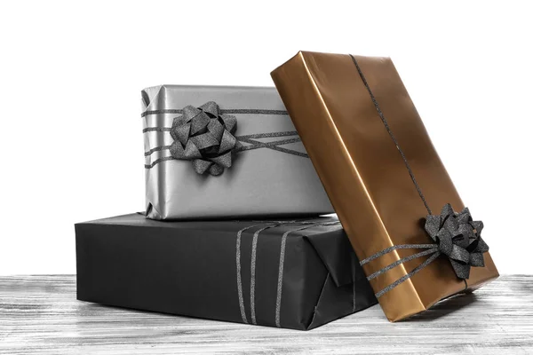 Hermosas cajas de regalo en la mesa contra fondo blanco — Foto de Stock