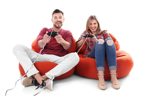 Pareja feliz jugando videojuego sobre fondo blanco — Foto de Stock