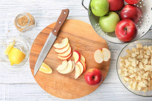 Samenstelling met lekkere rauwe appels op houten tafel, bovenaanzicht — Stockfoto